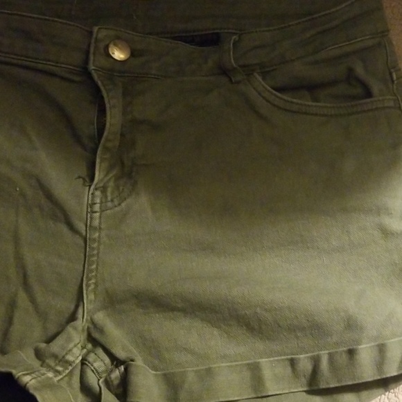 Shorts - Picture 3 of 5